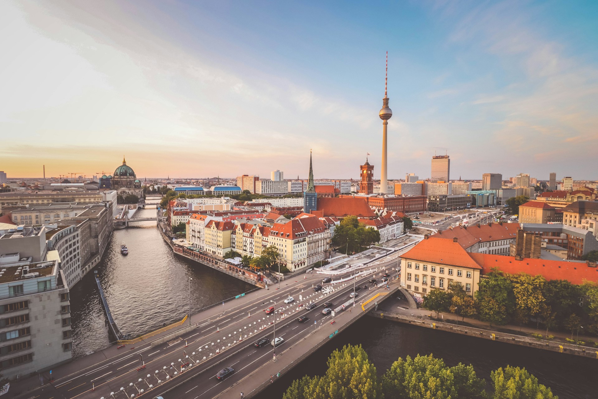Berlin Skyline bei Blue Hour